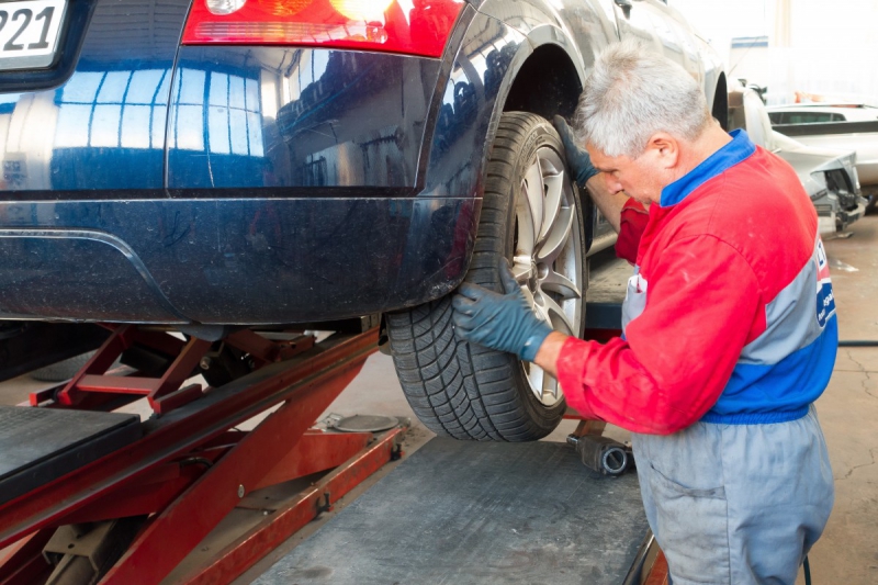 ecommerce-ANTIBES-min_auto_repair_repair_lift_auto_mechanic_work_clothes_master_professional_man_of_the_fold-685629
