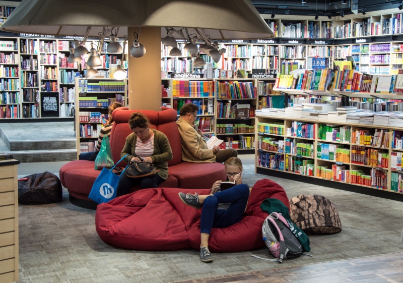 ecommerce-ANTIBES-min_books_bookstore_book_reader_readers_reading_shop_sale_books-849006