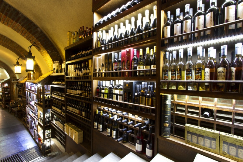 ecommerce-ANTIBES-min_world_street_travel_shop_canon_georgia_wine_bottles-429767